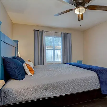 Driftwood Castle Urban Oasis With Firepit Near Convention Center And Amalie Arena, Room For 6